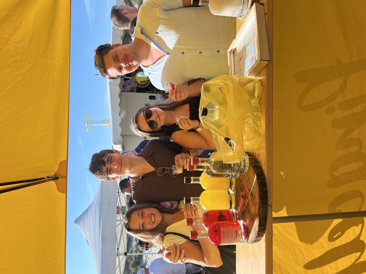 Klanten proeven Pinacello op de strandmarkt
