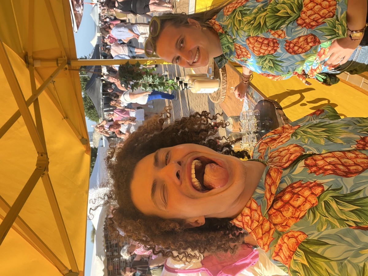 Pinacello-stand op een drukke zomermarkt